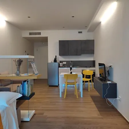Domus13-with Private Parking Apartmán