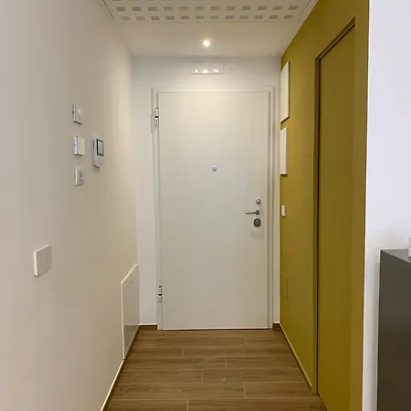 Domus13-with Private Parking Apartmán