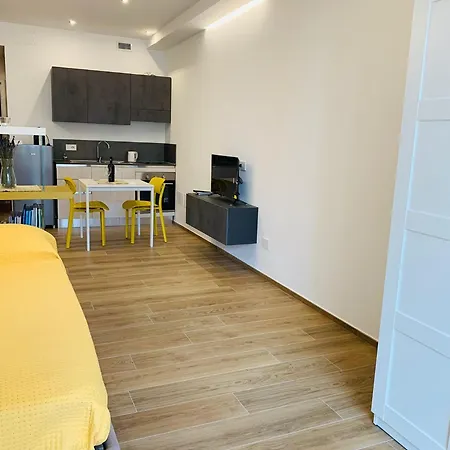 Domus13-with Private Parking Apartmán *