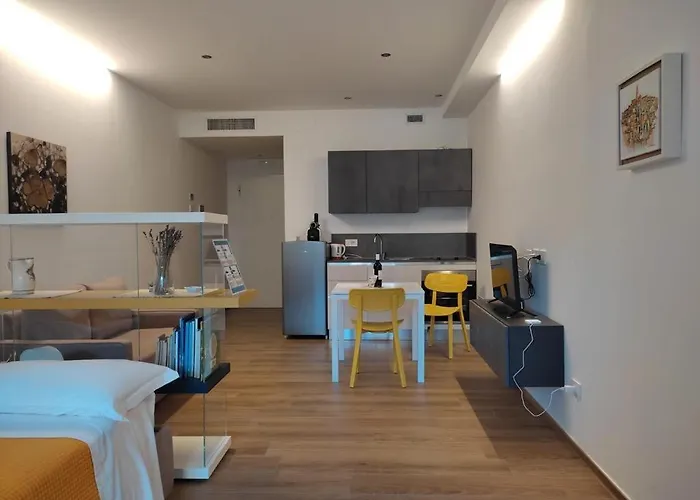 Domus13-with Private Parking Apartmán